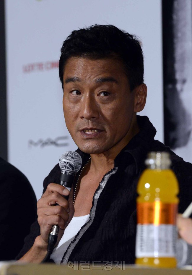 14일 오후 부산 해운대구 우동 영화의 전당에서 열린 제17회 부산 국제영화제(BIFF)의 개막작 '콜드 워' 기자회견이 열리고 있는 가운데 주연배우 양가휘가 취재진의 질문에 답하고 있다. 이번 영화제는 초청작 75개국 304편, 월드+인터내셔널 프리미어 132편이 소개되고 4일부터 13일까지 해운대, 남포동 일대에서 열린다. 부산=박해묵 기자/mook@heraldcorp.com
