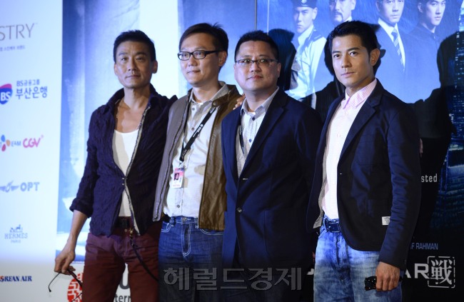 4일 오후 부산 해운대구 우동 영화의 전당에서 열린 제17회 부산 국제영화제(BIFF)의 개막작 '콜드 워' 기자회견이 열리고 있는 가운데 렁록만 감독, 써니 럭 감독, 배우 양가휘, 곽부성이 취재진의 포토콜에 응하고 있다. 이번 영화제는 초청작 75개국 304편, 월드+인터내셔널 프리미어 132편이 소개되고 4일부터 13일까지 해운대, 남포동 일대에서 열린다. 부산=박해묵 기자/mook@heraldcorp.com
4일 오후 부산 해운대구 우동 영화의 전당에서 열린 제17회 부산 국제영화제(BIFF)의 개막작 '콜드 워' 기자회견이 열리고 있는 가운데 렁록만 감독, 써니 럭 감독, 배우 양가휘, 곽부성이 취재진의 포토콜에 응하고 있다. 이번 영화제는 초청작 75개국 304편, 월드+인터내셔널 프리미어 132편이 소개되고 4일부터 13일까지 해운대, 남포동 일대에서 열린다. 부산=박해묵 기자/mook@heraldcorp.com