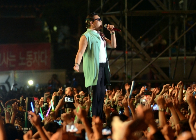 싸이(박재상/가수/음악PD)
'Oppa’ delivers Seoul-style performance