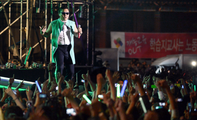 싸이(박재상/가수/음악PD)
'Oppa’ delivers Seoul-style performance