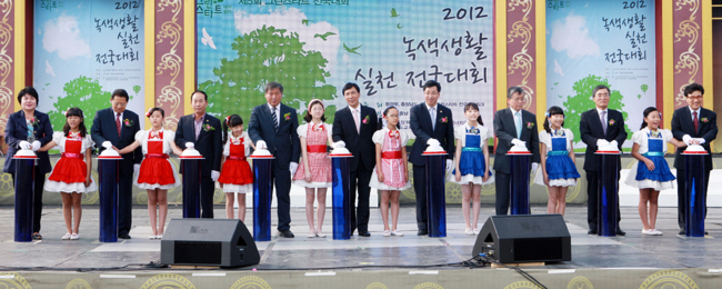 <YONHAP PHOTO-2191> '녹색생활실천 전국대회' 부여서 개막 (부여=연합뉴스) 4일 충남 부여군 백마강 구드래공원 내 제58회 백제문화제' 주 무대에서 열린 '2012 녹색생활실천 전국대회' 개막식에서 안희정(가운데) 충남지사, 윤종수(왼쪽에서 6번째) 환경부 차관 등이 행사 개막을 알리는 터치버튼을 누르고 있다. 온실가스 줄이기 등 녹색생활 실천 분위기 확산을 위한 이 행사는 오는 6일까지 계속된다. 2012.10.4 << 충남도 >> sw21@yna.co.kr/2012-10-04 17:23:19/ <저작권자 ⓒ 1980-2012 ㈜연합뉴스. 무단 전재 재배포 금지.>
<YONHAP PHOTO-2191> '녹색생활실천 전국대회' 부여서 개막 (부여=연합뉴스) 4일 충남 부여군 백마강 구드래공원 내 제58회 백제문화제' 주 무대에서 열린 '2012 녹색생활실천 전국대회' 개막식에서 안희정(가운데) 충남지사, 윤종수(왼쪽에서 6번째) 환경부 차관 등이 행사 개막을 알리는 터치버튼을 누르고 있다. 온실가스 줄이기 등 녹색생활 실천 분위기 확산을 위한 이 행사는 오는 6일까지 계속된다. 2012.10.4 << 충남도 >> sw21@yna.co.kr/2012-10-04 17:23:19/ <저작권자 ⓒ 1980-2012 ㈜연합뉴스. 무단 전재 재배포 금지.>
<YONHAP PHOTO-2191> '녹색생활실천 전국대회' 부여서 개막 (부여=연합뉴스) 4일 충남 부여군 백마강 구드래공원 내 제58회 백제문화제' 주 무대에서 열린 '2012 녹색생활실천 전국대회' 개막식에서 안희정(가운데) 충남지사, 윤종수(왼쪽에서 6번째) 환경부 차관 등이 행사 개막을 알리는 터치버튼을 누르고 있다. 온실가스 줄이기 등 녹색생활 실천 분위기 확산을 위한 이 행사는 오는 6일까지 계속된다. 2012.10.4 << 충남도 >> sw21@yna.co.kr/2012-10-04 17:23:19/ <저작권자 ⓒ 1980-2012 ㈜연합뉴스. 무단 전재 재배포 금지.>