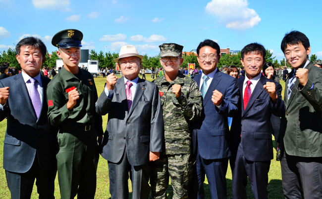 <YONHAP PHOTO-1926> 일가족 8명 '해병가족' (포항=연합뉴스) 4일 해병대교육훈련단에서 열린 신병 수료식에서 조부를 시작으로 일가족 8명이 해병대 출신인 '해병가족'이 탄생해 화제다.2012.10.4 <<해병대교육훈련단>>/2012-10-04 15:49:29/ <저작권자 ⓒ 1980-2012 ㈜연합뉴스. 무단 전재 재배포 금지.>
<YONHAP PHOTO-1926> 일가족 8명 '해병가족' (포항=연합뉴스) 4일 해병대교육훈련단에서 열린 신병 수료식에서 조부를 시작으로 일가족 8명이 해병대 출신인 '해병가족'이 탄생해 화제다.2012.10.4 <<해병대교육훈련단>>/2012-10-04 15:49:29/ <저작권자 ⓒ 1980-2012 ㈜연합뉴스. 무단 전재 재배포 금지.>
<YONHAP PHOTO-1926> 일가족 8명 '해병가족' (포항=연합뉴스) 4일 해병대교육훈련단에서 열린 신병 수료식에서 조부를 시작으로 일가족 8명이 해병대 출신인 '해병가족'이 탄생해 화제다.2012.10.4 <<해병대교육훈련단>>/2012-10-04 15:49:29/ <저작권자 ⓒ 1980-2012 ㈜연합뉴스. 무단 전재 재배포 금지.>