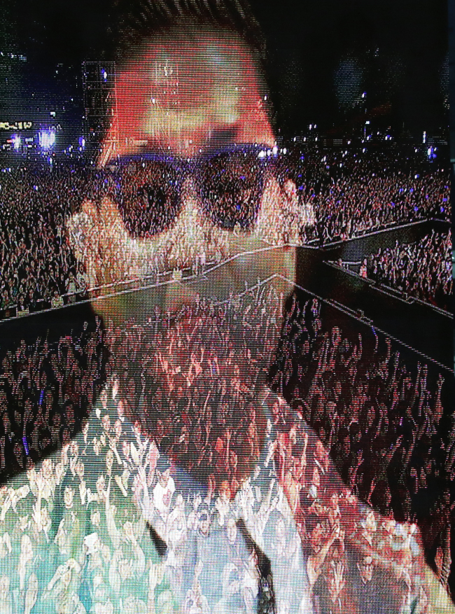 싸이(박재상/가수/음악PD)
A screen shot of Psy’s “Seoul Style” concert in front of 80,000 screaming fans at the Seoul Plaza on Thursday night shows the singer’s face superimposed over a shot of the audience. Yonhap News