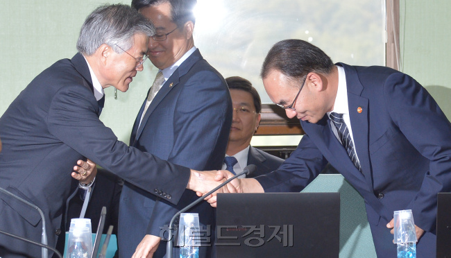 19대 국회의 첫 국정감사가 시작된 5일 과천정부청사에서 열린  기획재정위에서 기획재정부장관이 문재인 후보에게 인사하고 있다.  박현구 기자phko@heraldcorp.com