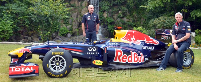 레드불 ‘쇼런 2012 서울’ 포토세션이 5일 오전 서울 장충동 신라호텔에서 열려 F1 RB7을 선보이고 있다.<br />김명섭 기자 msiron@heraldcorp.com
레드불 ‘쇼런 2012 서울’ 포토세션이 5일 오전 서울 장충동 신라호텔에서 열려 F1 RB7을 선보이고 있다.
김명섭 기자 msiron@heraldcorp.com