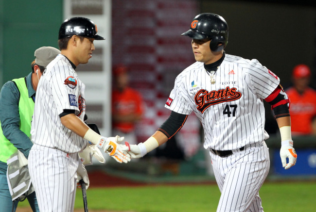 강민호(우/야구선수/롯데자이언츠/포수)
Lotte catcher Kang Min-ho (right) leads the team with 19 home runs.   Yonhap News