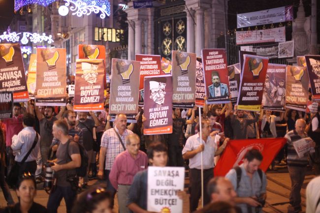 Demonstrators hold placards and shout slogans as they take part in a protest against a possible war with Syria in Istanbul on Thursday.   (AFP-Yonhap News)