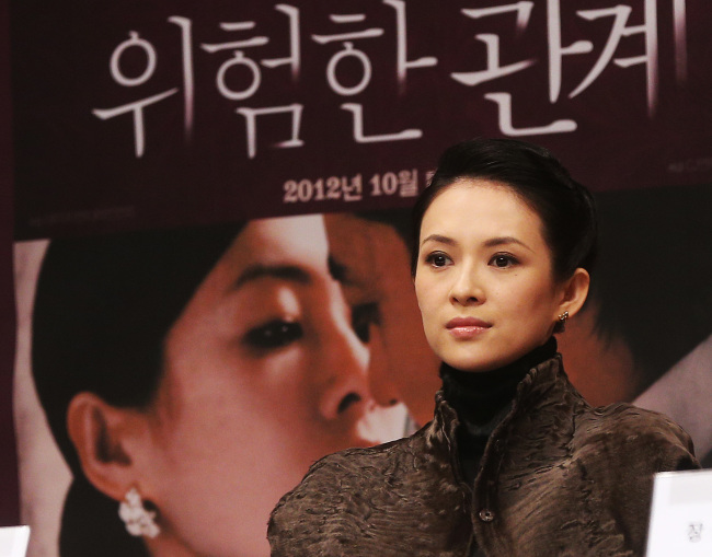 장쯔이(Zhang Ziyi/중국배우)
Chinese actress Zhang Ziyi listens to a reporter’s question during a press conference promoting her latest film “Dangerous Liaisons” at Centum City Shinsegae in Busan, Friday.   Yonhap News