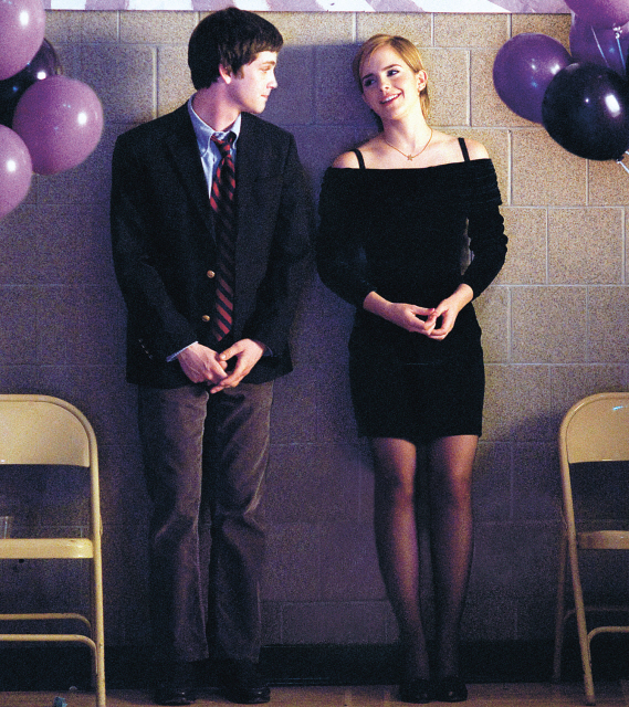 로건 레먼(좌/Logan Lerman/배우),엠마 왓슨(Emma Watson/배우)
Logan Lerman (left) and Emma Watson star in “The Perks of Being a Wallflower.” (Summit Entertainment, LLC/MCT)