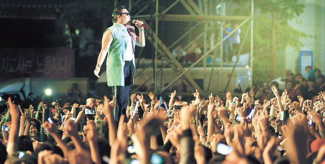 싸이(박재상/가수/음악PD)
Psy goes all out with 80,000 fans