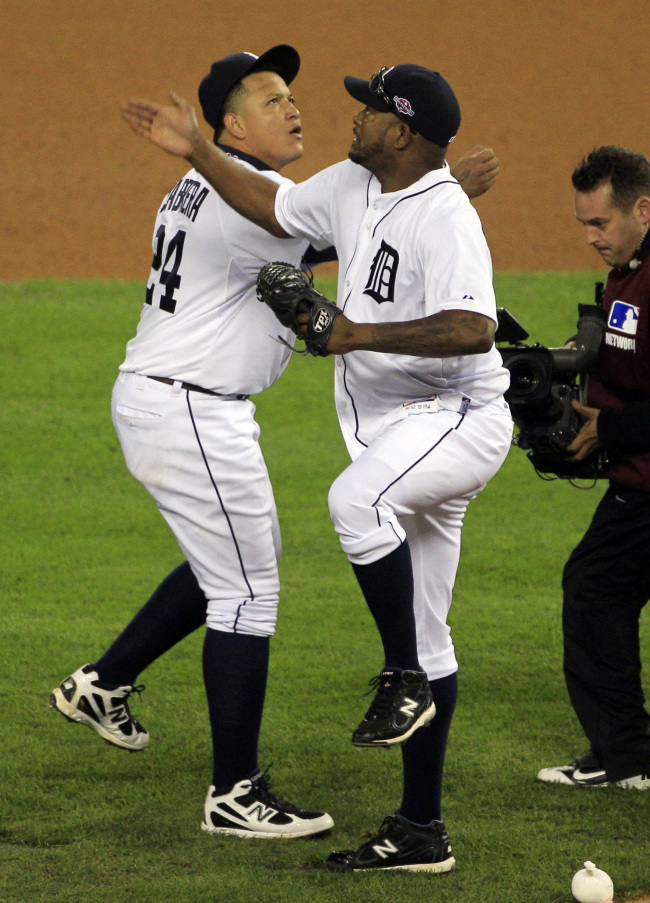 Detroit Tigers closer Jose Valverde (right) and third baseman Miguel Cabrera celebrate after the final out on Saturday.   AP-Yonhap News