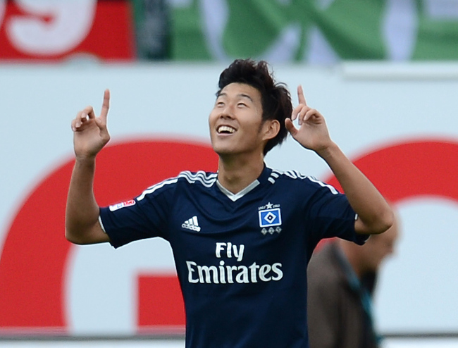 Hamburg’s Son Heung-min celebrates his goal on Saturday.   AP-Yonhap News