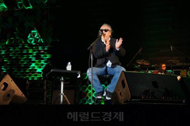 지난 6일 서울 마포구 상암동 한강시민공원 난지지구 젊음의 광장에서 열린 제14회 쌈지사운드페스티벌 무대에 오른 록그룹 들국화의 보컬 전인권이 열창하고 있다.
정진영 기자/123@heraldcorp.com
지난 6일 서울 마포구 상암동 한강시민공원 난지지구 젊음의 광장에서 열린 제14회 쌈지사운드페스티벌 무대에 오른 록그룹 들국화의 보컬 전인권이 열창하고 있다.<br />정진영 기자/123@heraldcorp.com
