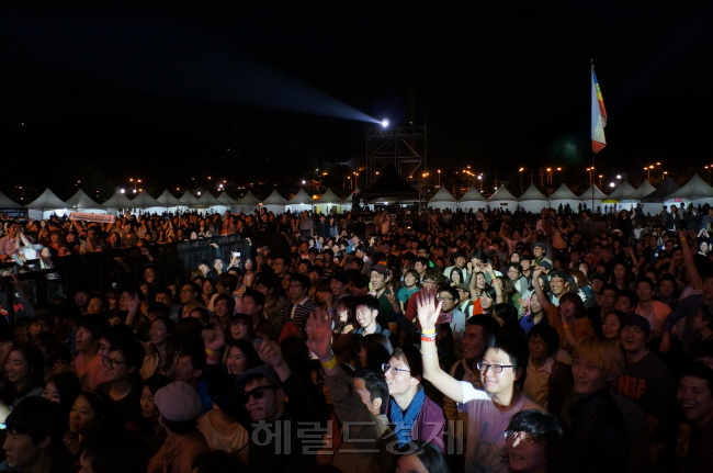 지난 6일 서울 마포구 상암동 한강시민공원 난지지구 젊음의 광장에서 열린 제14회 쌈지사운드페스티벌에서 관중들이 들국화의 무대에 열광하고 있다.
정진영 기자/123@heraldcorp.com
지난 6일 서울 마포구 상암동 한강시민공원 난지지구 젊음의 광장에서 열린 제14회 쌈지사운드페스티벌에서 관중들이 들국화의 무대에 열광하고 있다.<br />정진영 기자/123@heraldcorp.com