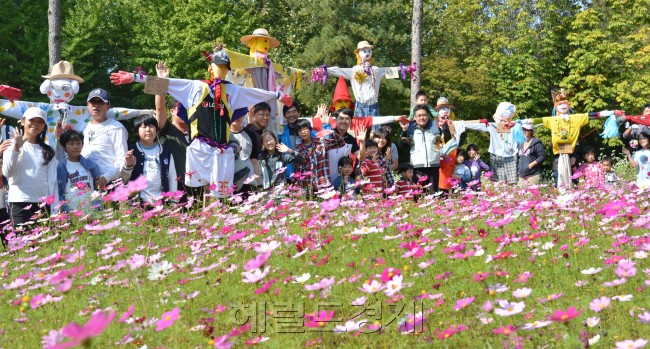 7일 오전 서초구 양재시민의숲에서 서초구는 서초구자원봉사센터와 함께 ㄹ허수아비만들기 자원봉사 프로젝트를 가졌다. 이번에 만들어진 허수아비는 시골 농가에 전달할 예정이다.<br />이상섭 기자. babong@heraldcorp.com 2012.10.07
7일 오전 서초구 양재시민의숲에서 서초구는 서초구자원봉사센터와 함께 ㄹ허수아비만들기 자원봉사 프로젝트를 가졌다. 이번에 만들어진 허수아비는 시골 농가에 전달할 예정이다.
이상섭 기자. babong@heraldcorp.com 2012.10.07