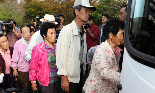 Residents of Bongsan-ri in Gumi, North Gyeongsang Province, which has been heavily affected by acid from an explosion at a chemical factory, get on a bus to leave the town Saturday.   Yonhap News