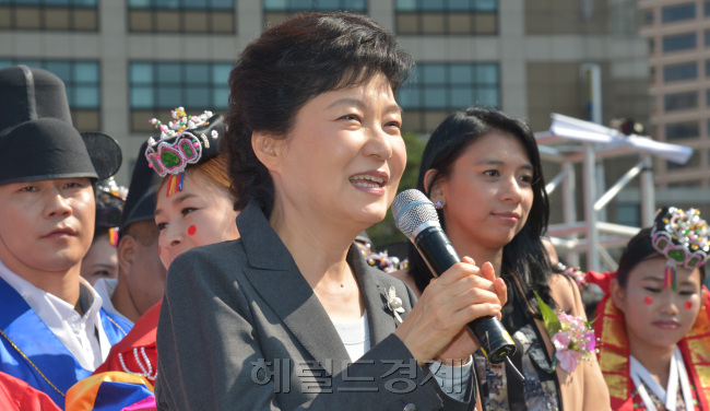 박근혜 새누리당 대선후보가 7일 서울광장에서 열린 서울시 다문화 가정의날 합동 결혼식에 참석해 덕담을 하고 있다.<br />김명섭 기자 msiron@heraldcorp.com
박근혜 새누리당 대선후보가 7일 서울광장에서 열린 서울시 다문화 가정의날 합동 결혼식에 참석해 덕담을 하고 있다.
김명섭 기자 msiron@heraldcorp.com