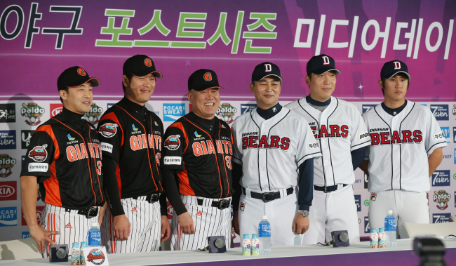 Lotte manager Yang Seung-ho (third from left), Doosan manager Kim Jin-wook (third from right) and player representatives take part in a media event in
Seoul on Sunday. The two clubs will open the KBO playoffs on Monday. Yonhap News