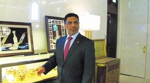 Omani Ambassador to Korea Mohamed Salim Alharthy points out some of
the many Omani cultural items on display at the newly minted embassy
building in downtown Seoul, Thursday. (Philip Iglauer/The Korea Herald)