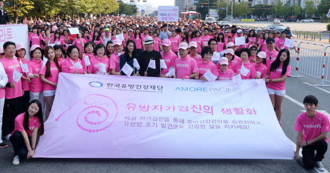 <YONHAP PHOTO-0468> '핑크리본 사랑마라톤 대회 함께해요' (서울=연합뉴스) 한종찬 기자 = 7일 오전 서울 영등포구 여의도 공원 문화마당에서 열린 '유방건강의 달, 2012 핑크리본 사랑마라톤'에서 행사에 앞서 배우 신민아와 유아인이 참가자들과 함께 기념촬영을 하고 있다. 유방건강 인식 개선과 유방암 환우를 한국유방건강재단과 아모레퍼시픽이 개최한 이번 대회에는 전국 5개 도시에서 3만여명이 참가했다. 2012.10.7 saba@yna.co.kr/2012-10-07 13:16:07/ <저작권자 ⓒ 1980-2012 ㈜연합뉴스. 무단 전재 재배포 금지.>
<YONHAP PHOTO-0468> '핑크리본 사랑마라톤 대회 함께해요' (서울=연합뉴스) 한종찬 기자 = 7일 오전 서울 영등포구 여의도 공원 문화마당에서 열린 '유방건강의 달, 2012 핑크리본 사랑마라톤'에서 행사에 앞서 배우 신민아와 유아인이 참가자들과 함께 기념촬영을 하고 있다. 유방건강 인식 개선과 유방암 환우를 한국유방건강재단과 아모레퍼시픽이 개최한 이번 대회에는 전국 5개 도시에서 3만여명이 참가했다. 2012.10.7 saba@yna.co.kr/2012-10-07 13:16:07/ <저작권자 ⓒ 1980-2012 ㈜연합뉴스. 무단 전재 재배포 금지.>
<YONHAP PHOTO-0468> '핑크리본 사랑마라톤 대회 함께해요' (서울=연합뉴스) 한종찬 기자 = 7일 오전 서울 영등포구 여의도 공원 문화마당에서 열린 '유방건강의 달, 2012 핑크리본 사랑마라톤'에서 행사에 앞서 배우 신민아와 유아인이 참가자들과 함께 기념촬영을 하고 있다. 유방건강 인식 개선과 유방암 환우를 한국유방건강재단과 아모레퍼시픽이 개최한 이번 대회에는 전국 5개 도시에서 3만여명이 참가했다. 2012.10.7 saba@yna.co.kr/2012-10-07 13:16:07/ <저작권자 ⓒ 1980-2012 ㈜연합뉴스. 무단 전재 재배포 금지.>