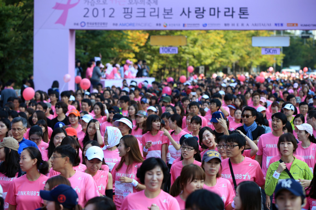 <YONHAP PHOTO-0462> 2012 핑크리본 사랑마라톤 대회 (서울=연합뉴스) 한종찬 기자 = 7일 오전 서울 영등포구 여의도 공원 문화마당에서 열린 '유방건강의 달, 2012 핑크리본 사랑마라톤'에서 참가자들이 힘차게 출발하고 있다. 유방건강 인식 개선과 유방암 환우를 한국유방건강재단과 아모레퍼시픽이 개최한 이번 대회에는 전국 5개 도시에서 3만여명이 참가했다. 2012.10.7 saba@yna.co.kr/2012-10-07 13:15:43/ <저작권자 ⓒ 1980-2012 ㈜연합뉴스. 무단 전재 재배포 금지.>
<YONHAP PHOTO-0462> 2012 핑크리본 사랑마라톤 대회 (서울=연합뉴스) 한종찬 기자 = 7일 오전 서울 영등포구 여의도 공원 문화마당에서 열린 '유방건강의 달, 2012 핑크리본 사랑마라톤'에서 참가자들이 힘차게 출발하고 있다. 유방건강 인식 개선과 유방암 환우를 한국유방건강재단과 아모레퍼시픽이 개최한 이번 대회에는 전국 5개 도시에서 3만여명이 참가했다. 2012.10.7 saba@yna.co.kr/2012-10-07 13:15:43/ <저작권자 ⓒ 1980-2012 ㈜연합뉴스. 무단 전재 재배포 금지.>
<YONHAP PHOTO-0462> 2012 핑크리본 사랑마라톤 대회 (서울=연합뉴스) 한종찬 기자 = 7일 오전 서울 영등포구 여의도 공원 문화마당에서 열린 '유방건강의 달, 2012 핑크리본 사랑마라톤'에서 참가자들이 힘차게 출발하고 있다. 유방건강 인식 개선과 유방암 환우를 한국유방건강재단과 아모레퍼시픽이 개최한 이번 대회에는 전국 5개 도시에서 3만여명이 참가했다. 2012.10.7 saba@yna.co.kr/2012-10-07 13:15:43/ <저작권자 ⓒ 1980-2012 ㈜연합뉴스. 무단 전재 재배포 금지.>