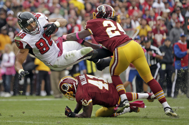 Atlanta Falcons tight end Tony Gonzalez tries to get into the end zone against the Washington Redskins.   AP-Yonhap News