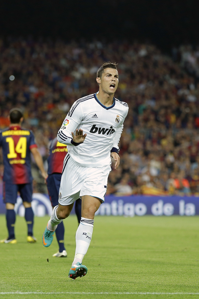 크리스티아누 호날두(Cristiano Ronaldo/축구선수/레알 마드리드/FW)
<YONHAP PHOTO-0245> Real Madrid's Cristiano Ronaldo from Portugal celebrates after scoring a goal against Barcelona's during a Spanish La Liga soccer match at the Camp Nou Stadium, in Barcelona, Spain, Sunday, Oct. 7, 2012. (AP Photo/Daniel Ochoa De Olza)/2012-10-08 07:13:41/ <저작권자 ⓒ 1980-2012 ㈜연합뉴스. 무단 전재 재배포 금지.>
Real Madrid’s Cristiano Ronaldo celebrates his goal against Barcelona.   AP-Yonhap News