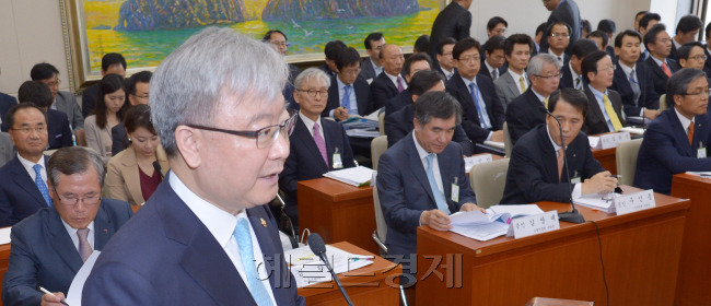 8일 국회에서 열린 정무위원회 국정감사에 김성동 금융위원장과 시중은행장이 증인으로 참석해 감사를 받고 있다. 박현구 기자phko@heraldcorp.com
8일 국회에서 열린 정무위원회 국정감사에 김성동 금융위원장과 시중은행장이 증인으로 참석해 감사를 받고 있다. 박현구 기자phko@heraldcorp.com
