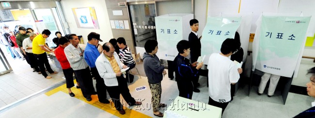 Residents of Seongsang-dong, Seoul, line up to vote in local elections in 2010.   Park Hyun-koo/The Korea Herald