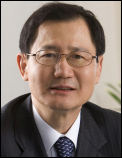 박찬구(기업인/금호석화 회장)
지난달 1일 서울 신문로 금호아시아나빌딩에서 수표동 시그니쳐타워로 사옥을 옮긴 금호석유화학이 잇단 호재로 ‘표정관리’에 바쁘다. 계열분리를 선언하고 이사한 지 한 달 남짓 동안 주가 상승, 노사 화합은 물론 상복까지 터졌다. ‘새집증후군’이 아닌 ‘새집효과’를 톡톡히 보고 있는 것이다. 8일 금호석화와 관련업계 등에 따르면 금호석화의 지난 한 달 동안의 활약상은 눈부시다.