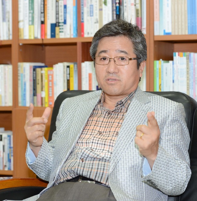 방기석(기업인/GMB Inc대표)
올 여름 태풍 볼라벤을 시작으로 덴빈 산바 등 중대형 태풍이 한반도를 강타해 많은 피해를 입히면서 기상 관측과 예보에 대한 시민들의 관심이 높아졌다. 단기적인 기상 재해 뿐 아니라 지구 온난화와 기후변화가 생활과 산업에 미치는 영향이 커지면서 기상 관측 장비와 예보 시스템의 중요성도 커졌다.