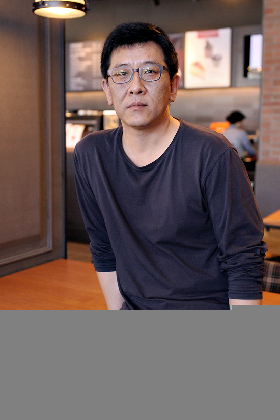 이지승(영화감독)
‘아줌마’의 모습을 통해 피해자 가족에게 안도와 카타르시스를 주고 싶었어요.” ‘공정사회’는 미국 위스콘신 영화제에 초청됐다. 출품명은 ‘AJOOMMA(아줌마)’이다. 이 감독은 ‘아줌마’의 힘이 세계적으로 알려지길 원했다. “‘아줌마’로 모성애의 끝을 보여주고 싶었어요. ‘페어 소사이어티’로 직역을 할까 하다가 그냥 ‘아줌마’로 밀어붙였죠.