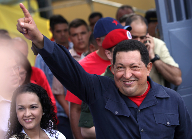 우고 차베스(Hugo Chavez/베네수엘라 대통령)
Accompanied by his daughter Rosa Virginia, left, Venezuela's President Hugo Chavez gestures to supporters as he leaves the polling station after voting in the presidential election in Caracas, Venezuela, Sunday. (AP-Yonhap News)