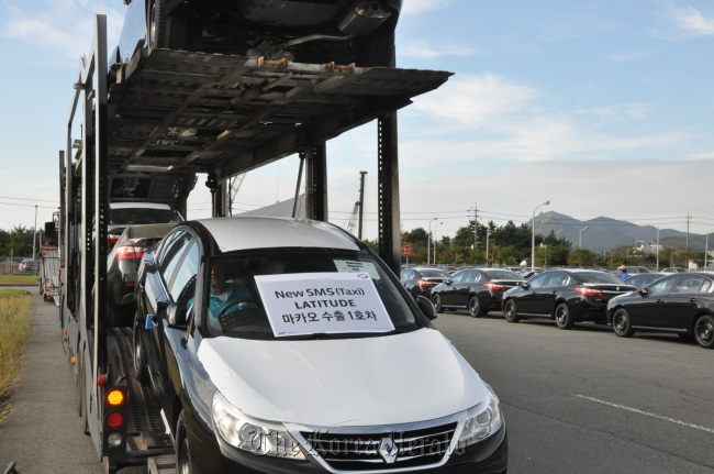 The first batch of Renault Samsung Motors’ SM5 sedans, whose export name is Latitude, is moved at the carmaker’s Busan plant on Monday to be shipped to Macau where the vehicles will be used as commercial taxis.   Renault Samsung Motors