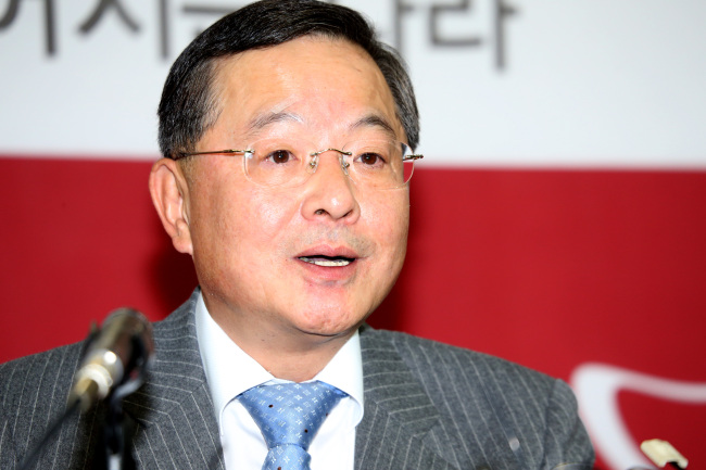 안대희(변호사)안대희 "한광옥,국민통합위원장 임명시 사퇴"
Ahn Dae-heui