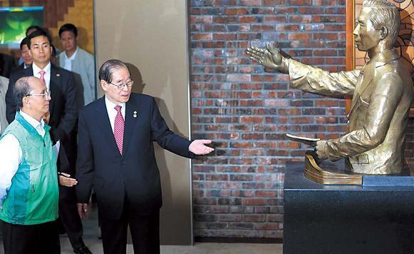 Myanmar’s President Thein Sein (left) looks at the bust of former President Park Chung-hee during his visit on Monday to a pavilion commemorating the Saemaeul movement in Seongnam, Gyeonggi Province. The movement was launched in 1970 by the late leader to enhance the rural economy. (Yonhap News)