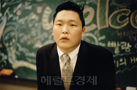 싸이(박재상/가수/음악PD)
영국 대중지 ‘더 선’이 싸이의 과거라면서 영화 ‘몽정기’ 출연한 영화가 보도 되었다. 더 선은 8일(이하 현지시각) ‘Sex-Psy movies’라는 보도를 내놨다. 신문은 “차트를 강타하고 있는 싸이가 섹스 코미디 영화에 음악 작업을 한데 이어 출연까지 했다”고 전했다.