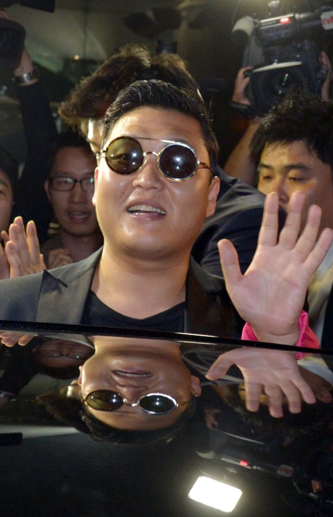 '강남스타일 신드롬'을 일으키며 세계적으로 주목받고 있는 가수 싸이가 미국 일정을 마치고 25일 오전 인천공항으로 귀국하고 있다.<br />김명섭 기자 msiron@
'강남스타일 신드롬'을 일으키며 세계적으로 주목받고 있는 가수 싸이가 미국 일정을 마치고 25일 오전 인천공항으로 귀국하고 있다.
김명섭 기자 msiron@
'강남스타일 신드롬'을 일으키며 세계적으로 주목받고 있는 가수 싸이가 미국 일정을 마치고 25일 오전 인천공항으로 귀국하고 있다.
김명섭 기자 msiron@
