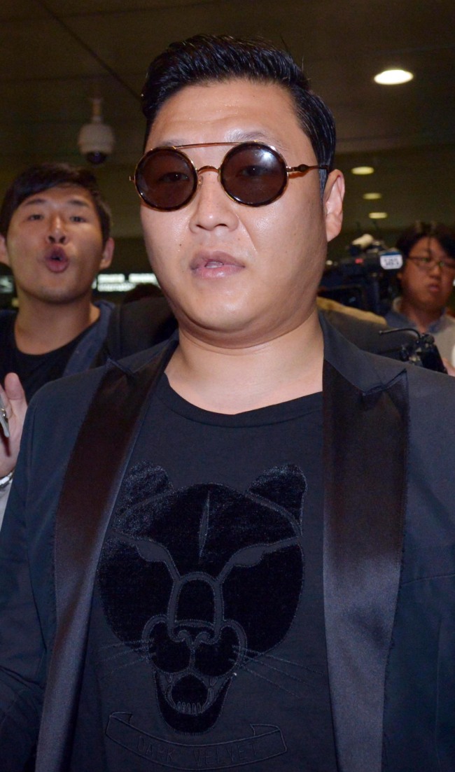 '강남스타일 신드롬'을 일으키며 세계적으로 주목받고 있는 가수 싸이가 미국 일정을 마치고 25일 오전 인천공항으로 귀국하고 있다.<br />김명섭 기자 msiron@
'강남스타일 신드롬'을 일으키며 세계적으로 주목받고 있는 가수 싸이가 미국 일정을 마치고 25일 오전 인천공항으로 귀국하고 있다.
김명섭 기자 msiron@
'강남스타일 신드롬'을 일으키며 세계적으로 주목받고 있는 가수 싸이가 미국 일정을 마치고 25일 오전 인천공항으로 귀국하고 있다.
김명섭 기자 msiron@