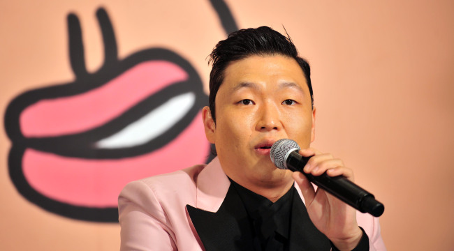 가수 싸이가 18일 오후 서울 논현동 한 카페에서 열린 정규 5집앨범`싸이파이브(PSYFIVE)` 기자간담회를 갖고 있다.<br />김명섭 기자 msiron@
가수 싸이가 18일 오후 서울 논현동 한 카페에서 열린 정규 5집앨범`싸이파이브(PSYFIVE)` 기자간담회를 갖고 있다.
김명섭 기자 msiron@
가수 싸이가 18일 오후 서울 논현동 한 카페에서 열린 정규 5집앨범`싸이파이브(PSYFIVE)` 기자간담회를 갖고 있다.
김명섭 기자 msiron@