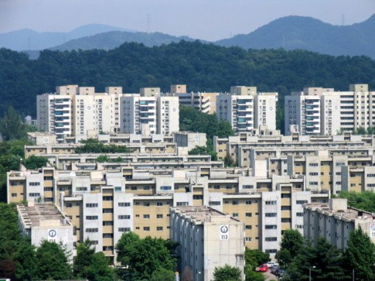 정부가 부동산 거래 활성화를 위해 9.10 부동산 감세 대책을 발표한지 한달을 맞은 가운데 미분양 아파트 거래는 늘어난 반면 재건축 아파트와 용인 등 수도권 일부 아파트는 여전히 침체 상태를 벗어나지 못하는 등 명암이 뚜렷하다.