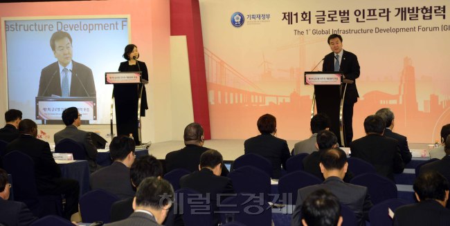 기획재정부와 한국수출입은행이 공동으로 주관하는 제1회 글로벌 인프라개발협력 포럼이 9일 오전 서울 강남 그랜드인터콘티넨탈호텔에서 개최된 가운데 신재민 기획재정부 차관이 축사를 하고 있다. 박해묵 기자/mook@heraldcorp.com
기획재정부와 한국수출입은행이 공동으로 주관하는 제1회 글로벌 인프라개발협력 포럼이 9일 오전 서울 강남 그랜드인터콘티넨탈호텔에서 개최된 가운데 신재민 기획재정부 차관이 축사를 하고 있다. 박해묵 기자/mook@heraldcorp.com