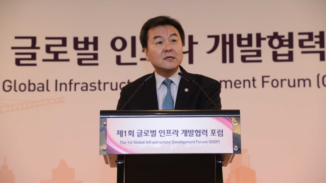 기획재정부와 한국수출입은행이 공동으로 주관하는 제1회 글로벌 인프라개발협력 포럼이 9일 오전 서울 강남 그랜드인터콘티넨탈호텔에서 개최된 가운데 신재민 기획재정부 차관이 축사를 하고 있다. 박해묵 기자/mook@heraldcorp.com
기획재정부와 한국수출입은행이 공동으로 주관하는 제1회 글로벌 인프라개발협력 포럼이 9일 오전 서울 강남 그랜드인터콘티넨탈호텔에서 개최된 가운데 신재민 기획재정부 차관이 축사를 하고 있다. 박해묵 기자/mook@heraldcorp.com
기획재정부와 한국수출입은행이 공동으로 주관하는 제1회 글로벌 인프라개발협력 포럼이 9일 오전 서울 강남 그랜드인터콘티넨탈호텔에서 개최된 가운데 신재민 기획재정부 차관이 축사를 하고 있다. 박해묵 기자/mook@heraldcorp.com
기획재정부와 한국수출입은행이 공동으로 주관하는 제1회 글로벌 인프라개발협력 포럼이 9일 오전 서울 강남 그랜드인터콘티넨탈호텔에서 개최된 가운데 신재민 기획재정부 차관이 축사를 하고 있다. 박해묵 기자/mook@heraldcorp.com