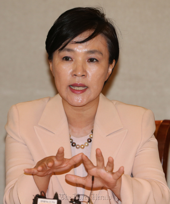 강금실(변호사)
Former Justice Minister Kang Geum-sil speaks during a press conference promoting her latest book “Politics of Life” on Monday.   Yonhap News