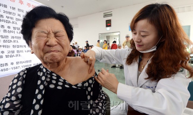 9일 오전 서울 광진구청이 구청 대강단에서 관내 만 64세 이상 어르신과 국민기초수급권자,1-3급 장애인을 대상으로 독감 예방접종을 실시하고 있다.5일 부터 시작한 이번 예방접종은 17일 까지 이어진다./안훈기자 rosedale@ 2012.10.09
9일 오전 서울 광진구청이 구청 대강단에서 관내 만 64세 이상 어르신과 국민기초수급권자,1-3급 장애인을 대상으로 독감 예방접종을 실시하고 있다.5일 부터 시작한 이번 예방접종은 17일 까지 이어진다./안훈기자 rosedale@ 2012.10.09