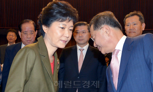 박근혜 새누리당 대통령 후보는 9일 오전  국회도서관 대강당에서 당 대선기구인 정치쇄신특별위원회가 주최하는 '국민대통합을 위한 정치쇄신 심포지엄'에 참석해 최근 일부 비리 전력 외부인사의 영입을 반대하며 사퇴 가능성을 거론한 안대희 위원장의 공개 대면이 이루어지고 있다.<br />. 박현구 기자phko@heraldcorp.com
박근혜 새누리당 대통령 후보는 9일 오전  국회도서관 대강당에서 당 대선기구인 정치쇄신특별위원회가 주최하는 '국민대통합을 위한 정치쇄신 심포지엄'에 참석해 최근 일부 비리 전력 외부인사의 영입을 반대하며 사퇴 가능성을 거론한 안대희 위원장의 공개 대면이 이루어지고 있다.
. 박현구 기자phko@heraldcorp.com