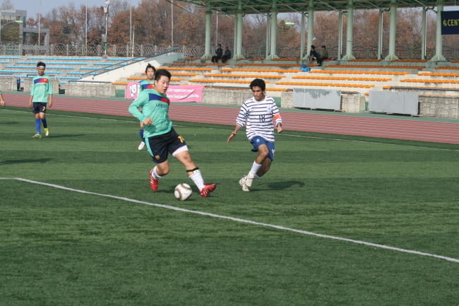 Expats compete in the soccer event at last year’s International Students’ Sports Festival.   Paul Kerry/The Korea Herald.