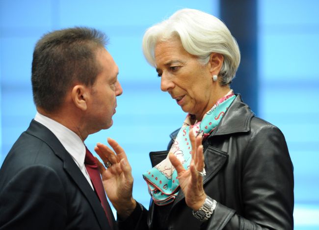 <YONHAP PHOTO-0022> Greek Finance minister Ioannis Stournaras (L) speaks with Chief of the International Monetary Fund (IMF) French Christine Lagarde (R) before a Eurogroup Council meeting on October 08, 2012 in Luxembourg. AFP PHOTO/JOHN THYS../2012-10-09 00:34:55/ <저작권자 ⓒ 1980-2012 ㈜연합뉴스. 무단 전재 재배포 금지.>
Greek Finance Minister Yannis Stournaras (left) speaks with IMF Chief Christine Lagarde before a Eurogroup Council meeting in Luxembourg on Monday.   AFP-Yonhap News