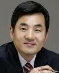 윤경은(금융인/현대증권부사장)
현대증권은 9일 윤경은(사진) 현 부사장을 각자 대표이사 사장으로 내정했다고 밝혔다. 현대증권은 이날 이사회에서 윤 부사장을 사장으로 내정하고 다음달 주총을 거쳐 대표이사로 공식 선임할 예정이다. 이에 따라 현대증권은 김신 사장과 윤경은 사장이 공동으로 대표를 맡아 경영을 이끄는 ‘투톱 체제’로 전환하게 됐다.