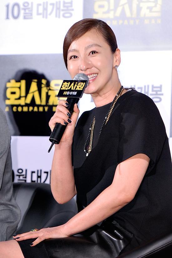 이미연(배우)
’회사원’ 이미연 "오랜만에 복귀..어깨의 짐 내려놓고파"
